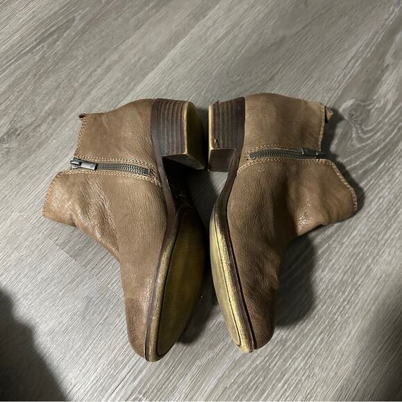 Lucky Brand Basel Taupe Dune Side Zip Block Heel Leather Booties Size 8 - Picture 3 of 10